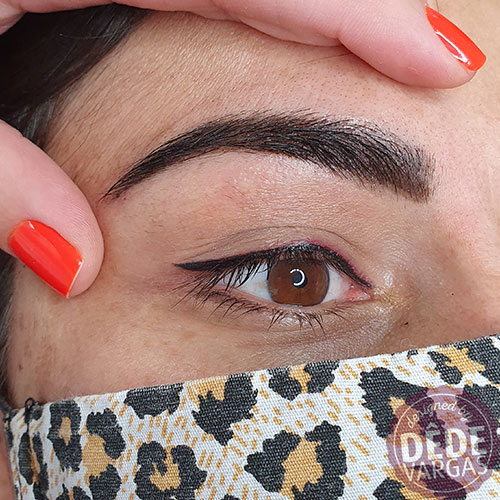 Dêde Vargas - Design de Sobrancelhas - Delineador nos Olhos